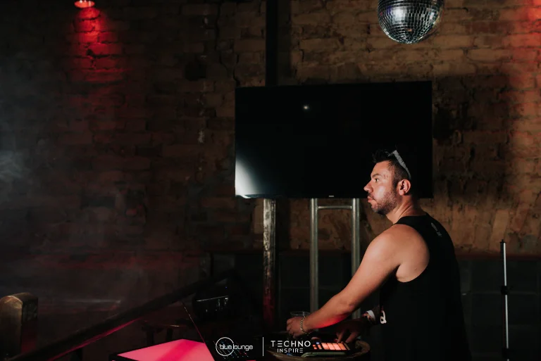 Blue-Lounge-Techno-Inspire0002